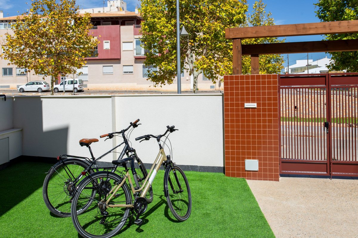 The two free city bikes of Penthouse Pilar in the garden by the gate